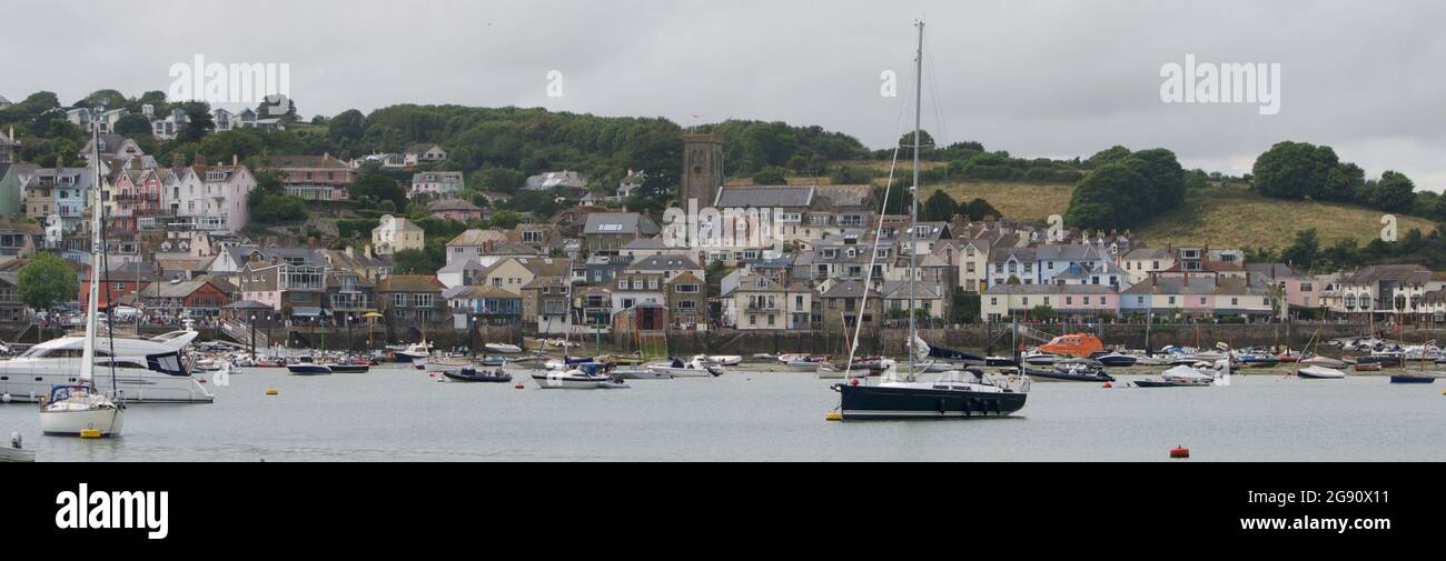 Ruhige Küstenlandschaft in Salcombe (Devon, Großbritannien) an einem grauen Tag. Festfahrenden Boote (Yachten, Segelboote, Kreuzer, Rettungsboot, Schlauchboote) im Hafen, mit Buil Stockfoto