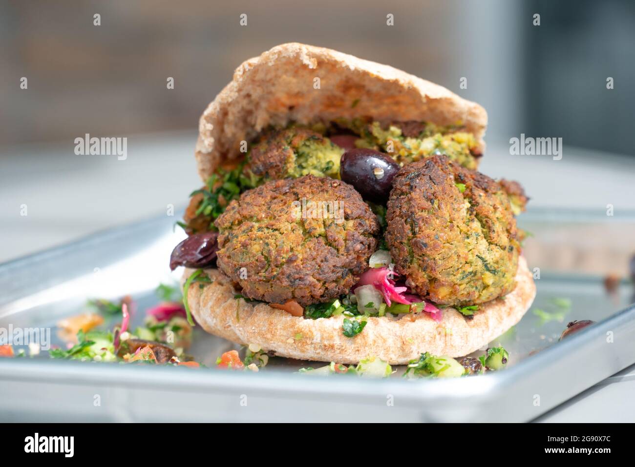 Mediterranes Falafel Pita Sandwich mit Gemüse Stockfoto