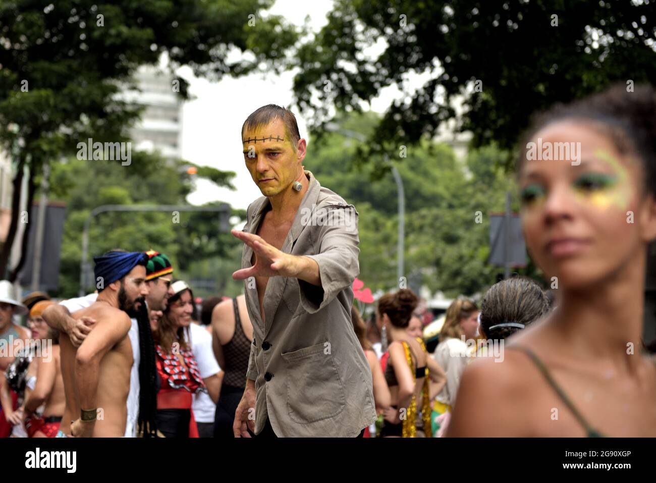 Brasilien – 16. Februar 2020: Ein Mann, der als Frankensteins Kreatur gekleidet war, war einer der vielen kostümierten Feiernden, die während des Karnevals in Rio de Janeiro gesehen wurden. Stockfoto