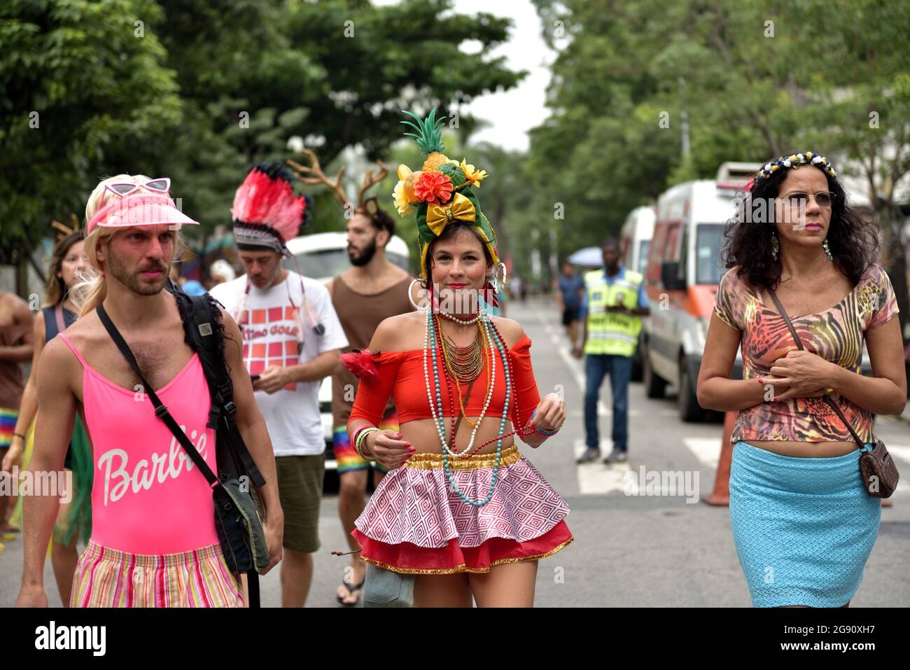 16. Februar 2020: Farbenfroh kostümierte Teilnehmer genießen die Straßenfeste des Karnevals in Rio de Janeiro, eine jährliche Veranstaltung mit touristischem Interesse. Stockfoto