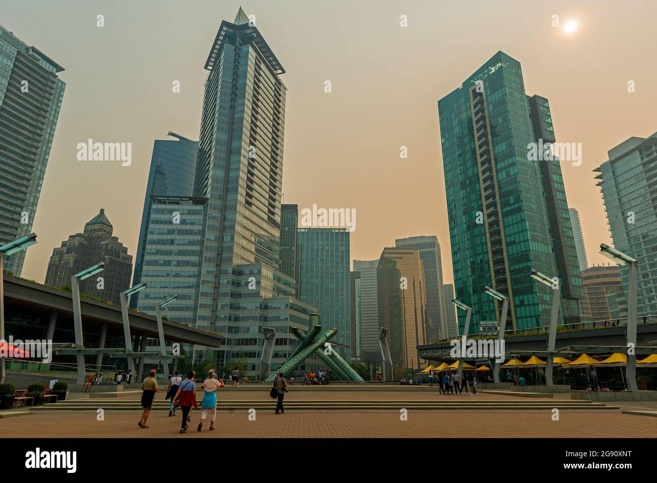Skyline der Innenstadt von Vancouver mit dichtem Smog und Rauchschwaden während der Waldbrände in British Columbia, Kanada. Stockfoto