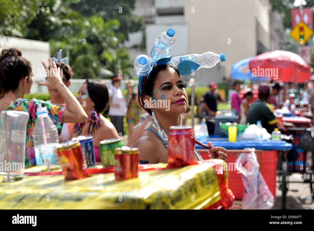 Brasilien - 16. Februar 2020: Nachtschwärmer in Kostümen, inspiriert von politischen Skandalen, lächeln für die Kamera bei einer Karnevalsparty in Rio de Janeiro. Stockfoto