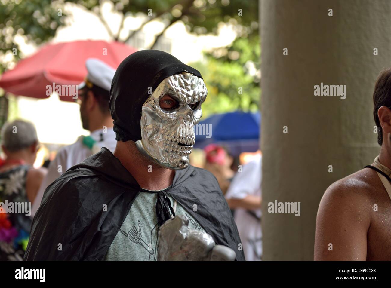 16. Februar 2020: Mann mit Totenkopf-Maske genießt die Karnevalsparty im Zentrum von Rio de Janeiro. Der Karneval ist eines der wichtigsten Ereignisse Brasiliens Stockfoto