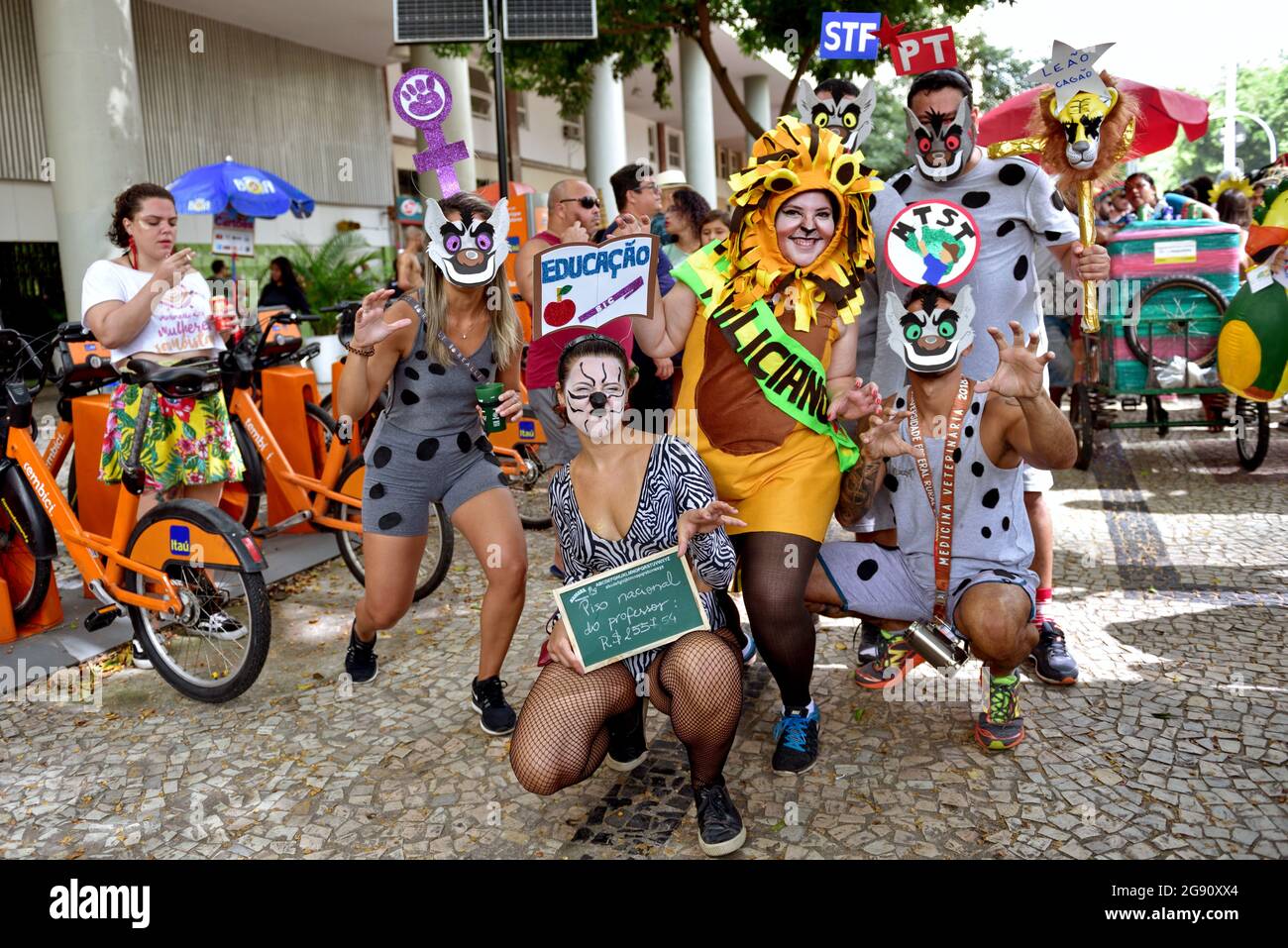 16. Februar 2020: Freunde in Kostümen treten während der Karnevalsfeier in Rio de Janeiro auf. Der Karneval ist eines der wichtigsten Ereignisse Brasiliens. Stockfoto