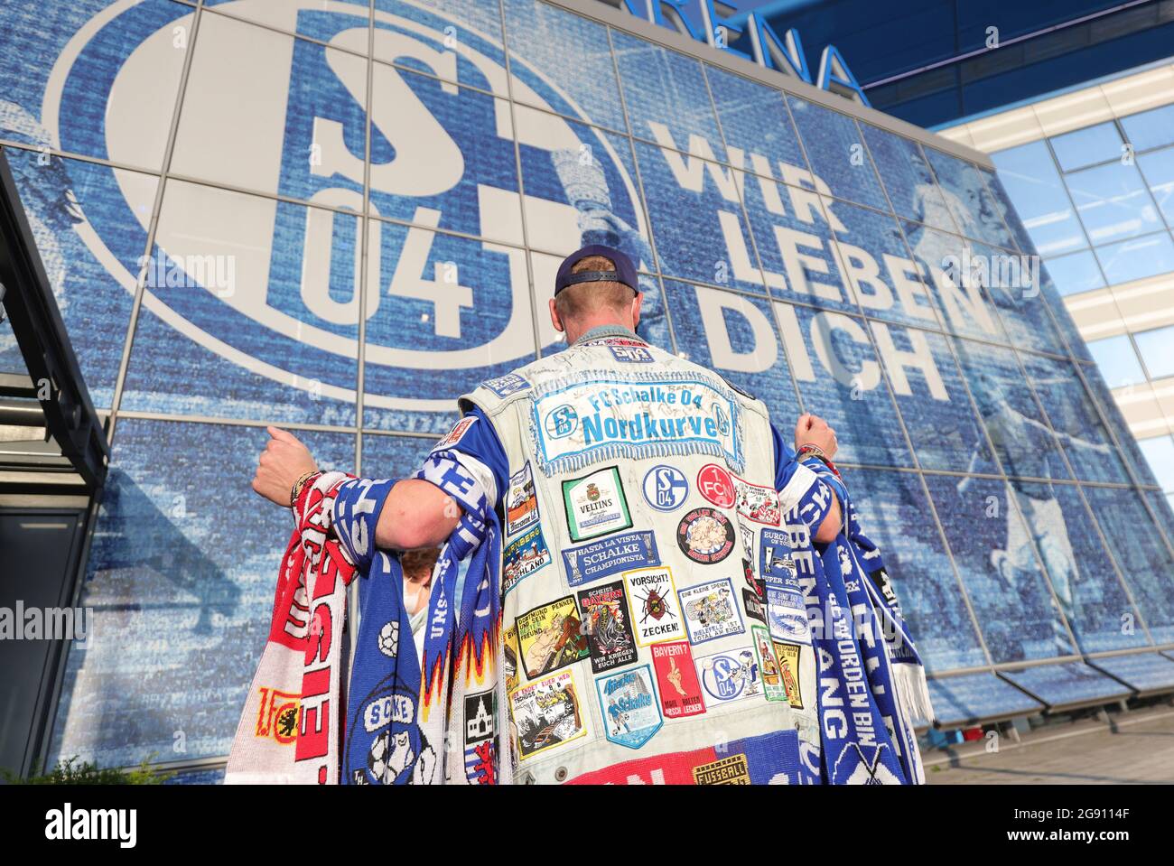 Gelsenkirchen, Deutschland. 23. Juli 2021. firo: 23.07.2021, Fußball, 2. Bundesliga, Saison 2021/2022, FC Schalke 04 - HSV Hamburg Hamburg, HSV Hamburg Hamburg Angriff auf Schalke, Fans freuen sich trotz Corona, Kuttentrv§ger, auf die Rückkehr ins Stadion. Habit Credit: dpa/Alamy Live News Stockfoto