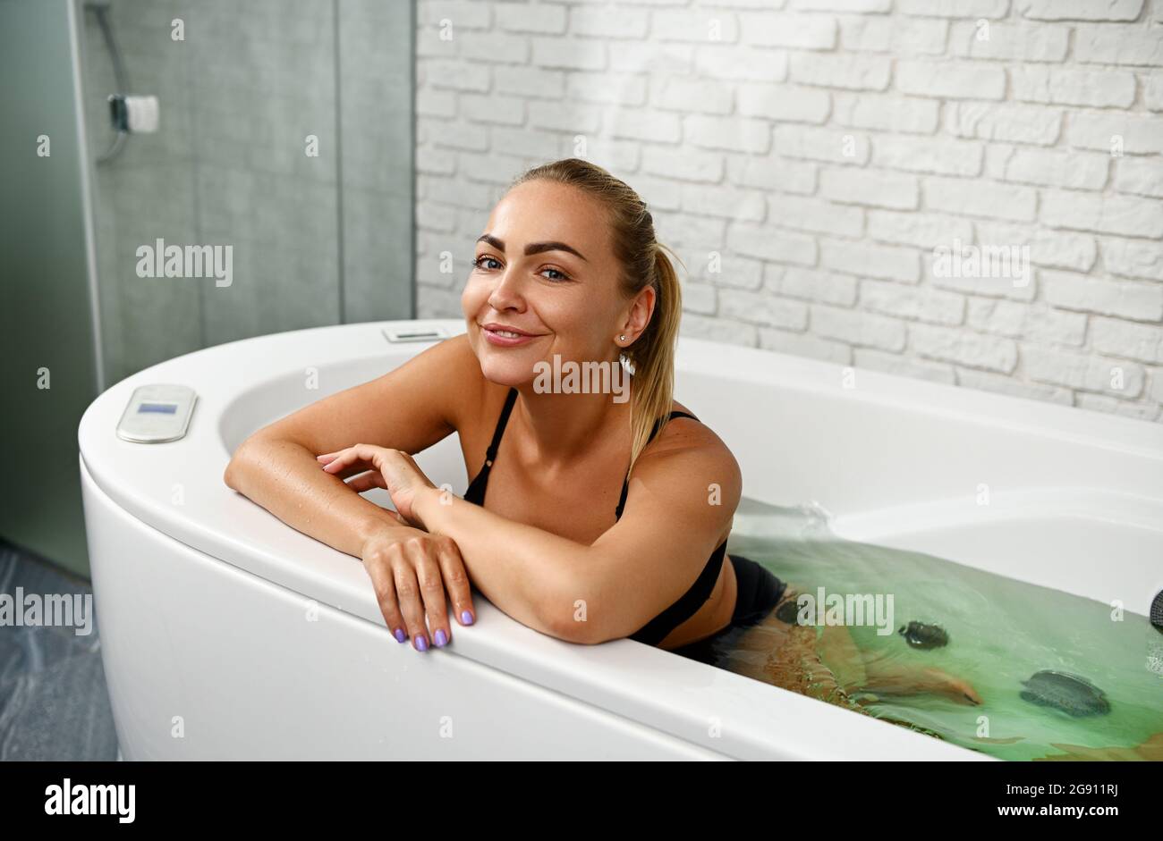Ein Entspannendes Heißes Bad Einer Frau, Von Unserer Kamera Aufgenommen