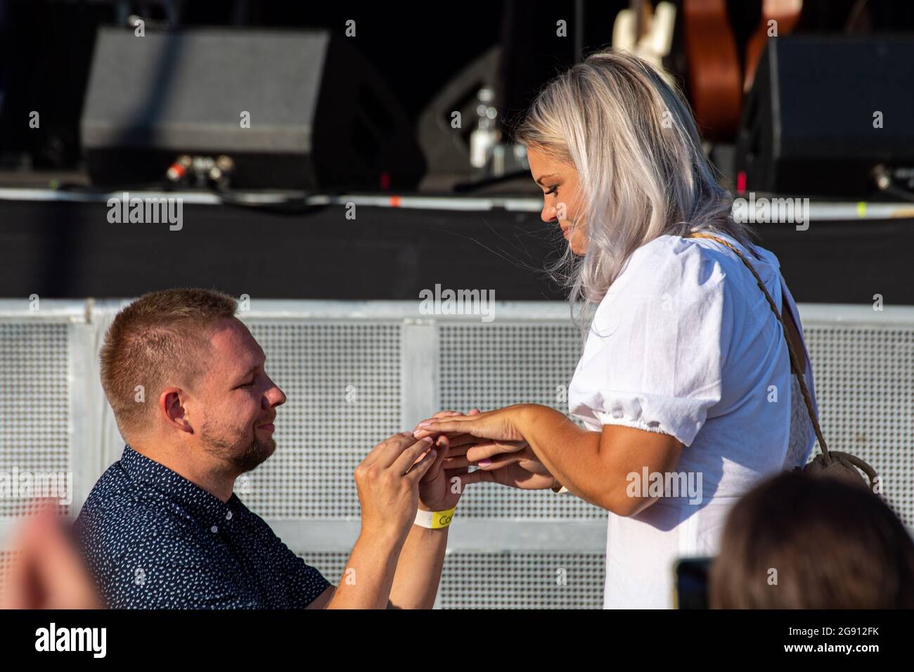 Mann schlägt vor einer Band und einem Publikum beim Open-Air-Konzert in Helsinki, Finnland, vor Stockfoto