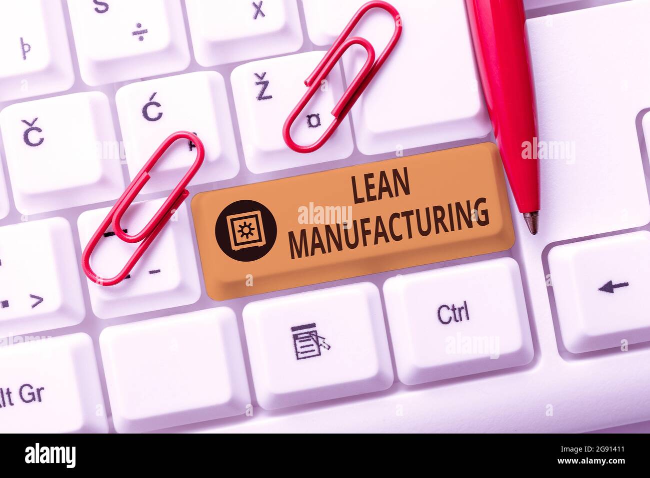 Textschild mit Lean Manufacturing. Business Showcase konzentriert sich auf die Minimierung von Verschwendung in Fertigungssystemen Typing Online Tourist Guidebook Stockfoto