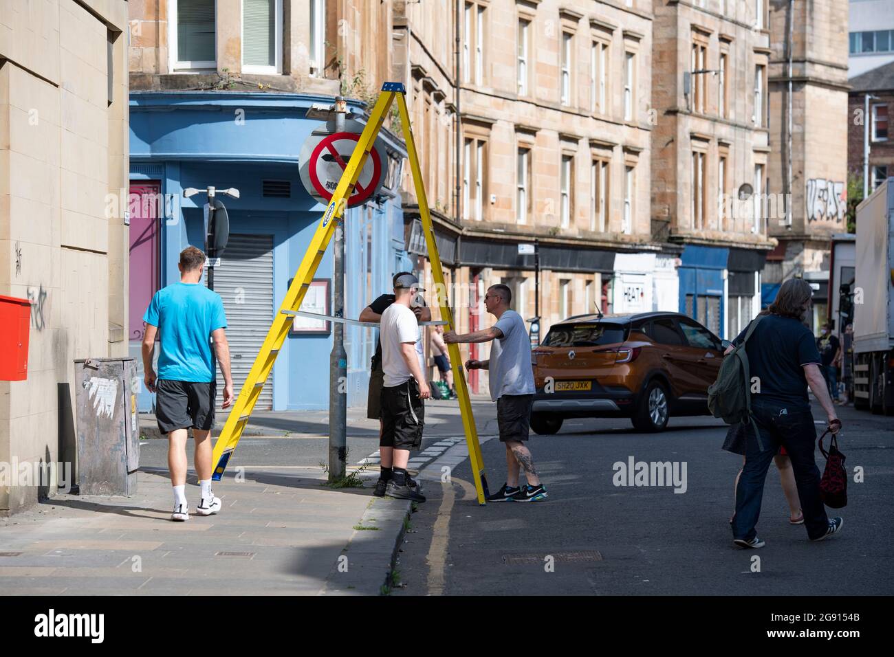 Glasgow, Schottland, Großbritannien. Juli 2021. IM BILD: Die Dekonstruktion des Filmset, das im Viertel Merchant City in Glasgow für den neuen Hollywood-Blockbuster Indiana Jones 5 gedreht wurde. Die Rigger-Crews ziehen ein und nehmen alle Ladenschilder und Straßenmöbel ab und verpacken sie in Lastwagen. Jedes Set wird dann katalogisiert und gelagert. Quelle: Colin Fisher/Alamy Live News Stockfoto