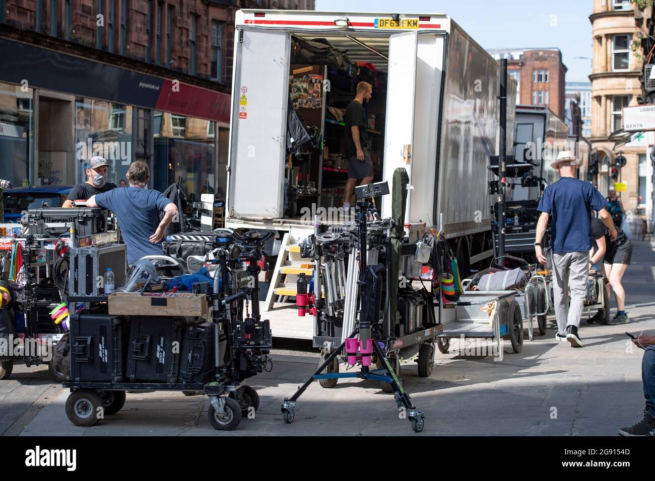 Glasgow, Schottland, Großbritannien. Juli 2021. IM BILD: Die Dekonstruktion des Filmset, das im Viertel Merchant City in Glasgow für den neuen Hollywood-Blockbuster Indiana Jones 5 gedreht wurde. Die Rigger-Crews ziehen ein und nehmen alle Ladenschilder und Straßenmöbel ab und verpacken sie in Lastwagen. Jedes Set wird dann katalogisiert und gelagert. Quelle: Colin Fisher/Alamy Live News Stockfoto