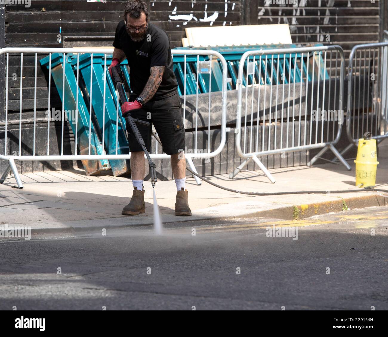 Glasgow, Schottland, Großbritannien. Juli 2021. IM BILD: Die Dekonstruktion des Filmset, das im Viertel Merchant City in Glasgow für den neuen Hollywood-Blockbuster Indiana Jones 5 gedreht wurde. Die Rigger-Crews ziehen ein und nehmen alle Ladenschilder und Straßenmöbel ab und verpacken sie in Lastwagen. Jedes Set wird dann katalogisiert und gelagert. Quelle: Colin Fisher/Alamy Live News Stockfoto