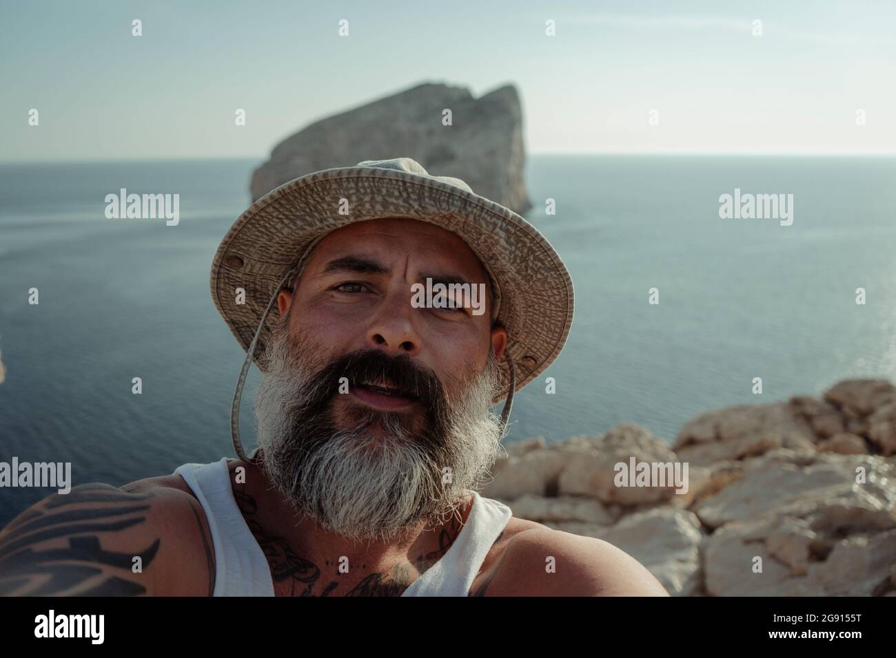 Bärtiger Mann mit Hut beim Selfie mit seiner Kamera Stockfoto