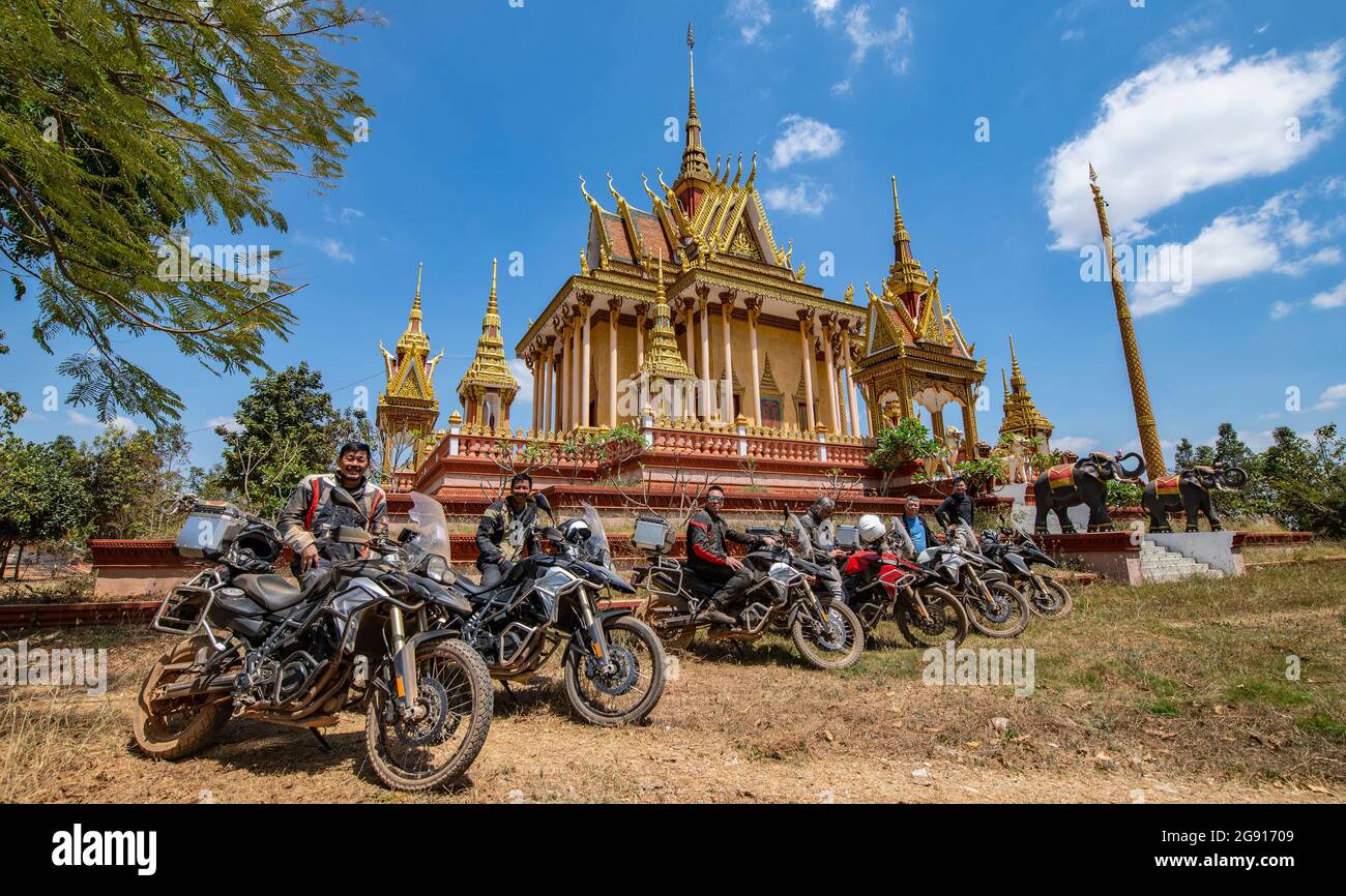 Gruppe von Freunden posiert mit Motorrad im Tempel in Kambodscha Stockfoto