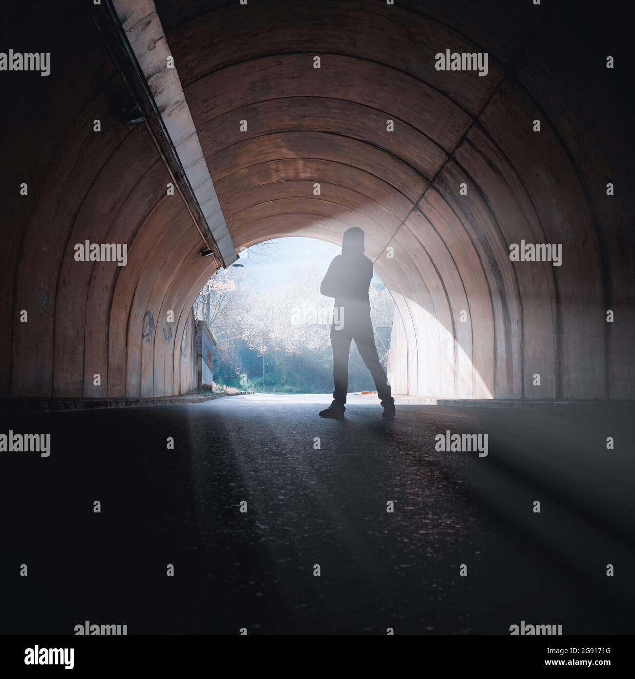 Mann allein, der in einem Tunnel steht Stockfoto