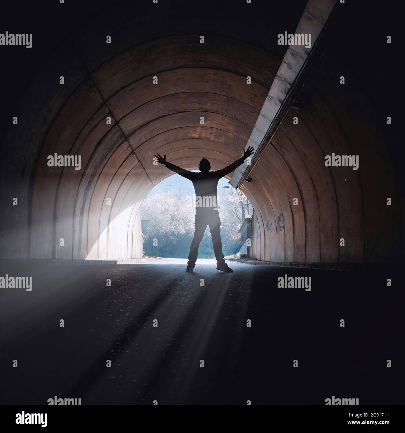 Mann allein, der in einem Tunnel steht Stockfoto