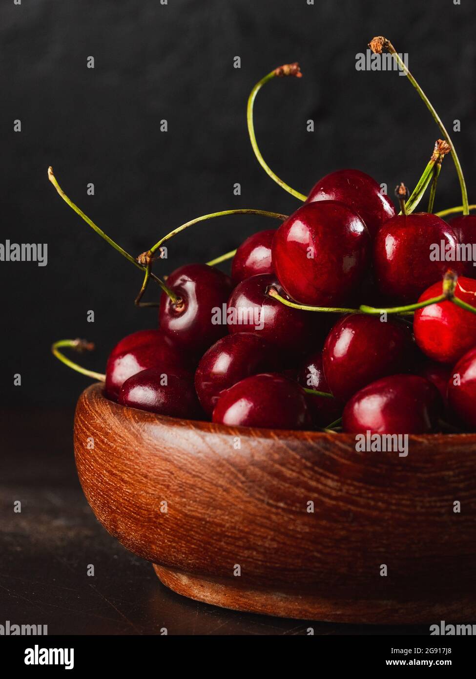 Cherie auf dunklem Hintergrund / fokussierte frische cherie auf Steinplatte Stockfoto