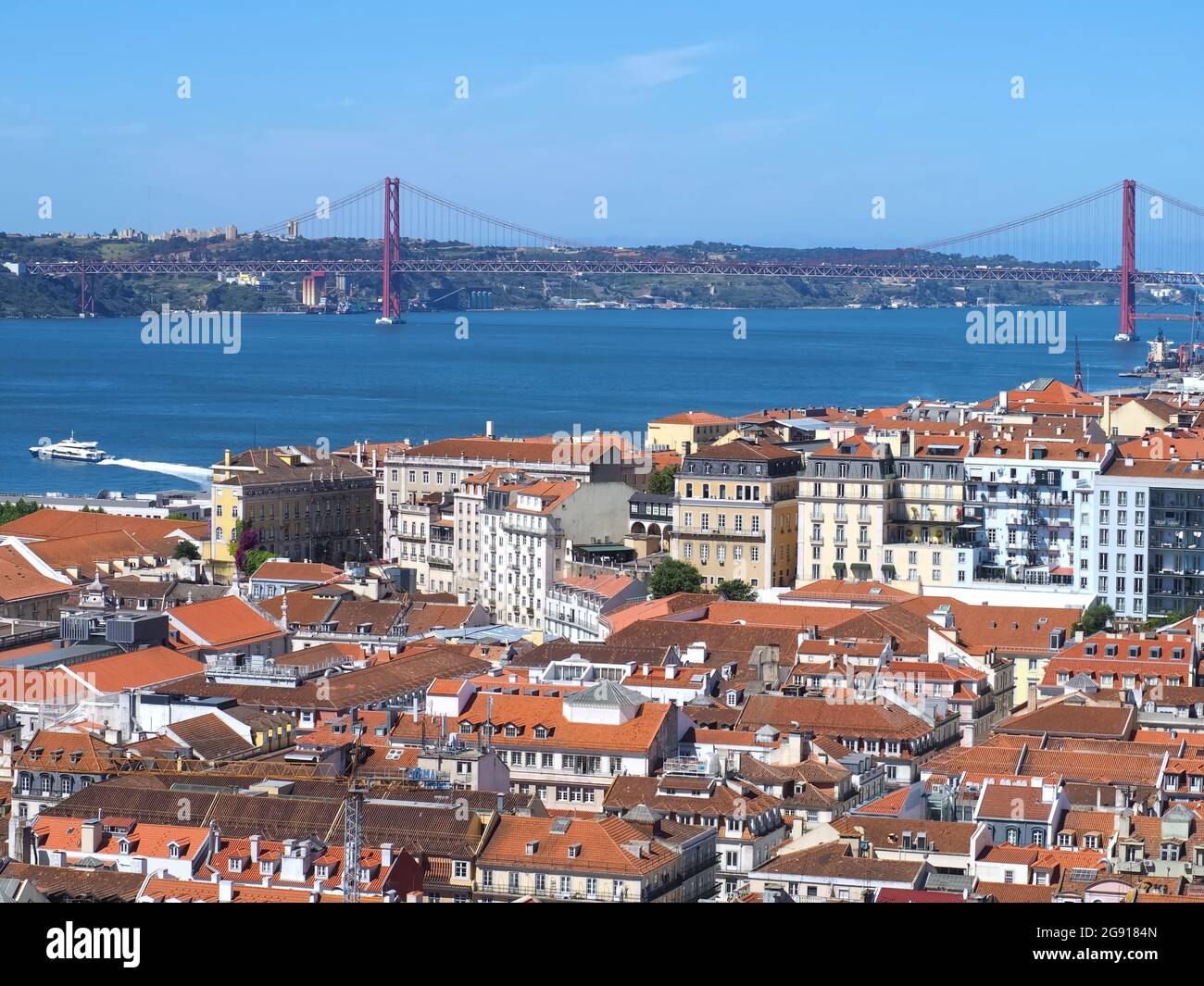 Luftbild von Lissabon mit roter Brücke vom 25. april und Tejo in Portugal Stockfoto