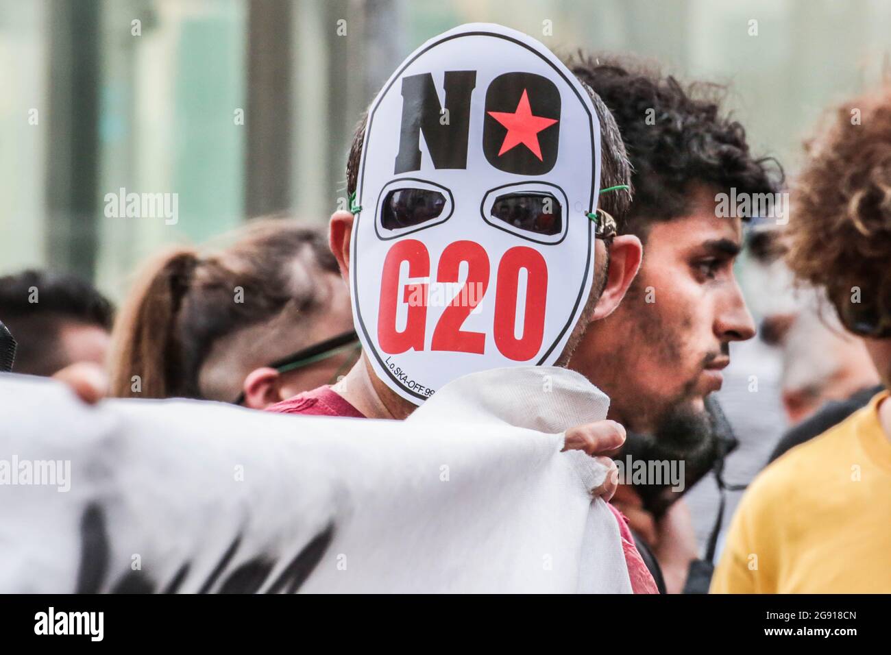 London, England, Großbritannien. Juli 2021. Während das G20-Ministertreffen zu Umwelt, Klima und Energie im Königspalast von Neapel fortgesetzt wird, treffen sich Verbände, Bewegungen und Wohltätigkeitsorganisationen auf der Straße zum "Bees Against G20"-marsch. „die Wahl der Region Neapel und Kampanien für diesen Gipfel ist ein Schlag ins Gesicht unserer Gemeinden, die sich seit Jahrzehnten mit den dramatischen Folgen einer kriminellen Entsorgung legaler und illegaler Abfälle auseinandersetzen müssen“, erklären sie. (Bild: © Sabrina MerollaZUMA Wire) Stockfoto