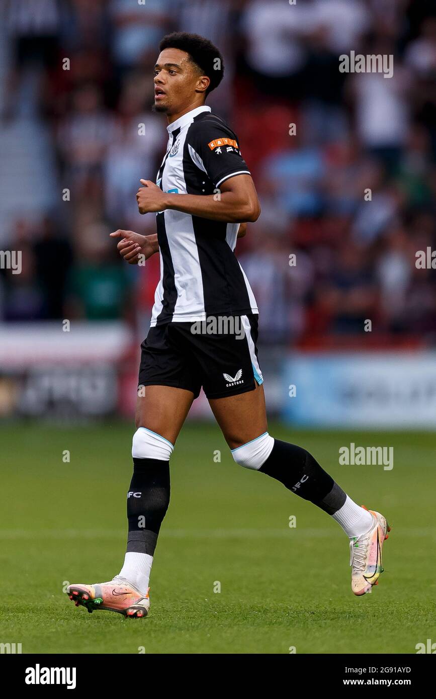 Doncaster, Großbritannien. Juli 2021. Jamal Lewis von Newcastle United während des Vorsaison-Freundschaftsspiel zwischen Doncaster Rovers und Newcastle United im Keepmoat Stadium am 23. Juli 2021 in Doncaster, England. (Foto von Daniel Chesterton/phcimages.com) Quelle: PHC Images/Alamy Live News Stockfoto