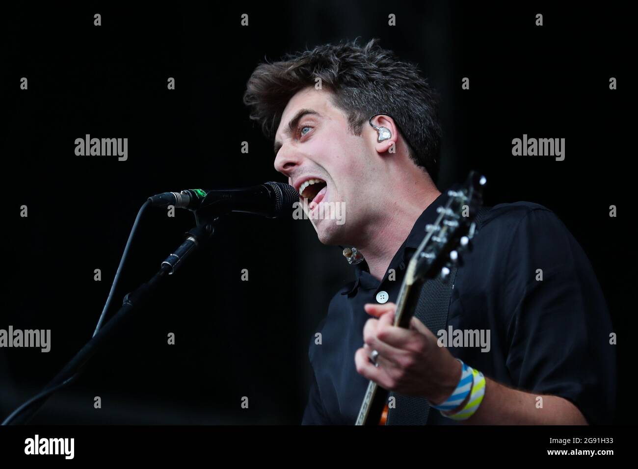 Kieran Shudall von circa Waves tritt auf der Hauptbühne während des ersten Tages des Tramlines Festivals auf Stockfoto