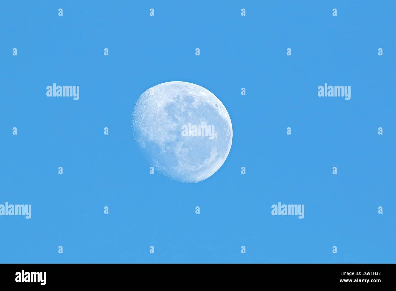 Blick auf den Mond in einem wolkenlosen, klaren blauen Himmel Stockfoto