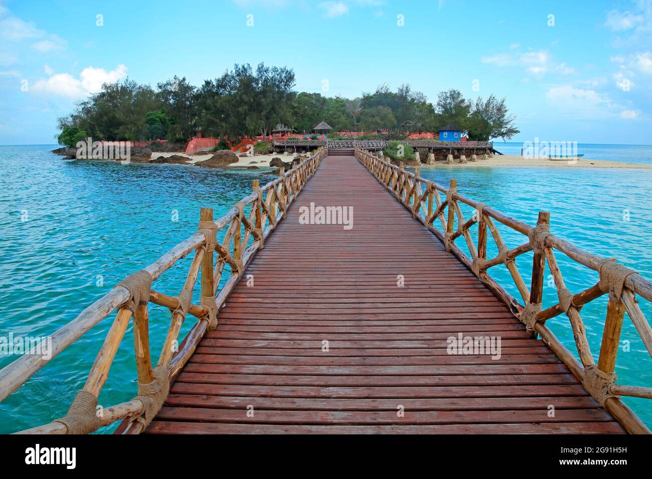 Hölzerner Steg zu einer kleinen, idyllischen tropischen Insel, Sansibar Stockfoto