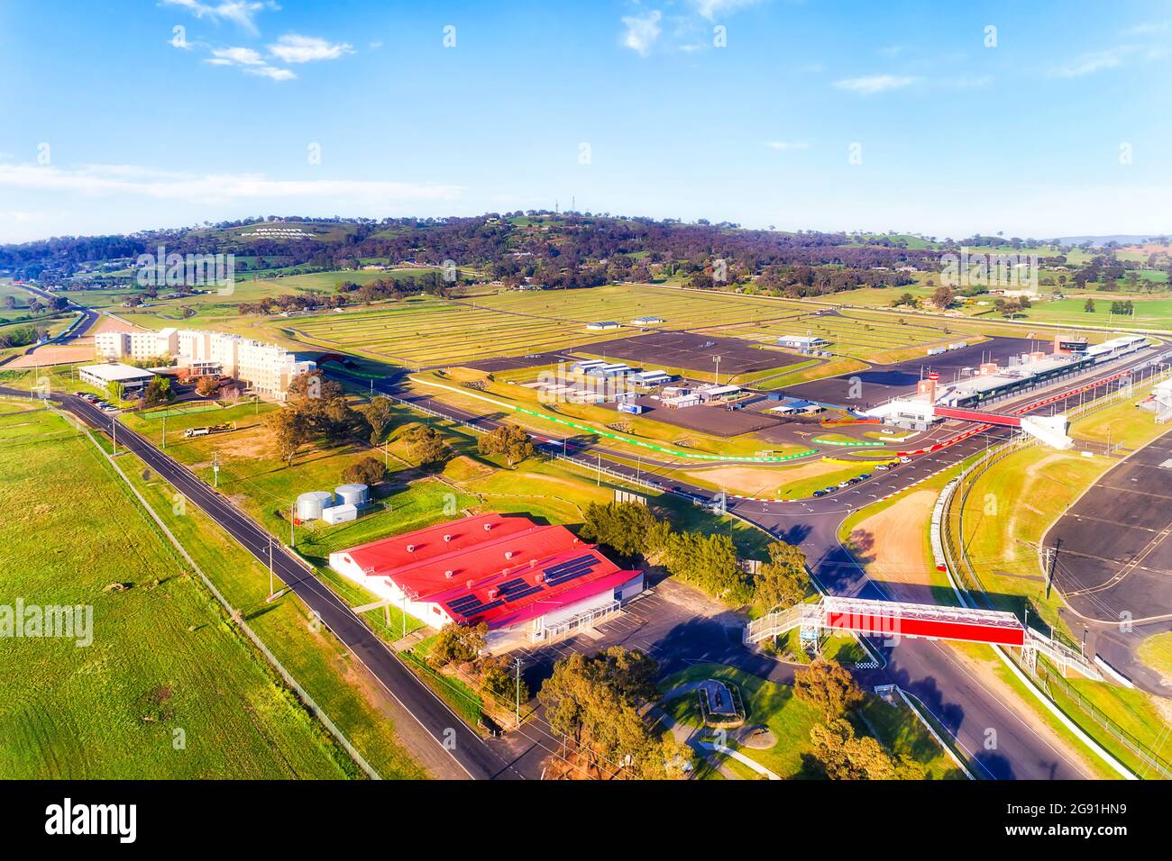 Luftaufnahme des Mt Panorama Autorennkreises in der ländlichen Regionalstadt Australien - Bathurst 1000. Stockfoto