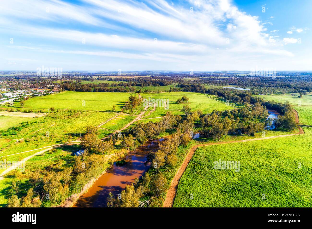 Great Western Plains of Australian NSW rund um Dubbo Stadt der ländlichen Landwirtschaft mit Macquarie River - landschaftlich schöne Aussicht aus der Luft. Stockfoto