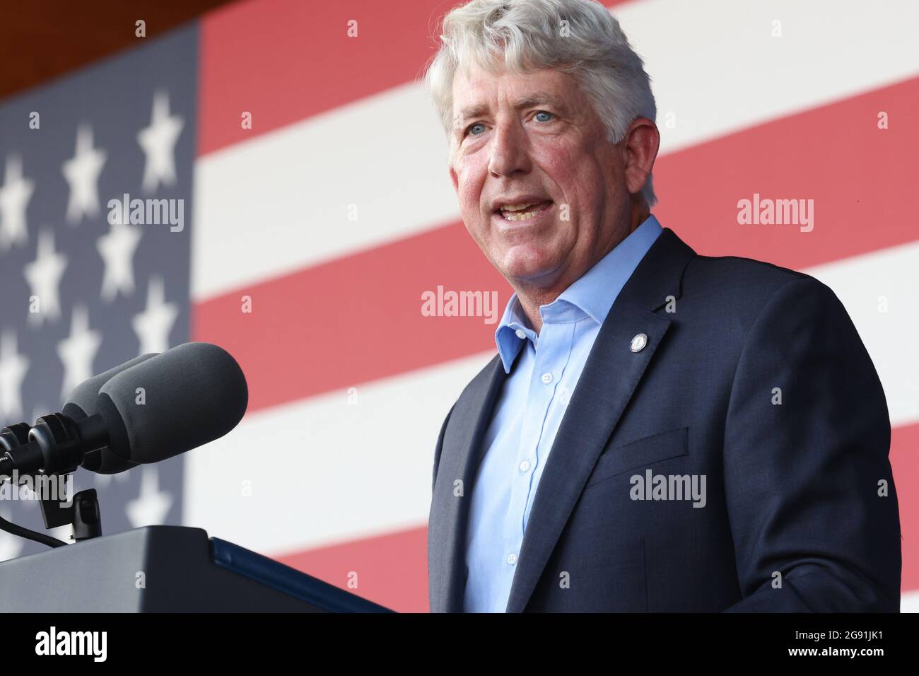 Arlington, USA. Juli 2021. Der Generalanwalt von Virginia, Mark Herring, spricht am Freitag, den 23. Juli 2021, während einer Wahlkampfveranstaltung für Terry McAuliffe, den Gouverneurskandidaten von Virginia, im Lubber Run Park in Arlington, Virginia. Foto von Oliver Contreras/UPI Credit: UPI/Alamy Live News Stockfoto