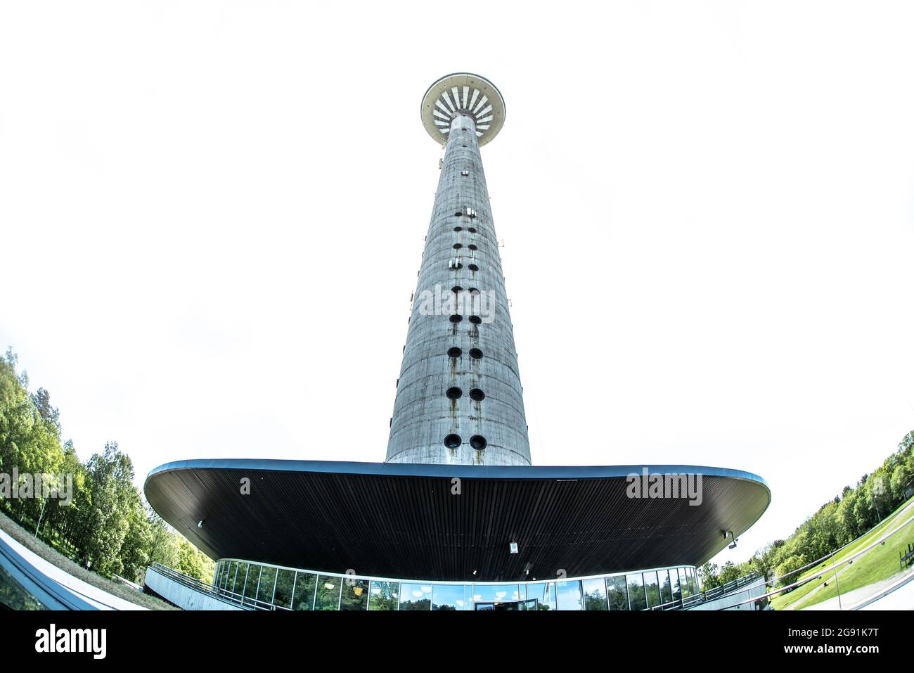 Fernsehturm Tallinn (Tallinna Teletorn), Estland - Blick vom Boden. Stockfoto