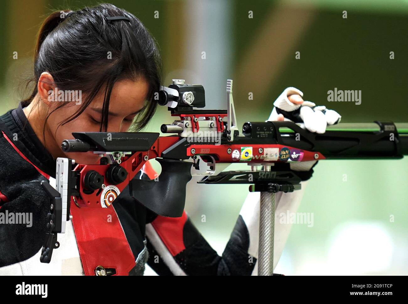 Tokio, Japan. Juli 2021. Wang Luyao aus China reagiert während der Qualifikation der Frauen in Tokio 2020 mit 10 m Luftgewehr in Tokio, Japan, 24. Juli 2021. Quelle: Ju Huanzong/Xinhua/Alamy Live News Stockfoto