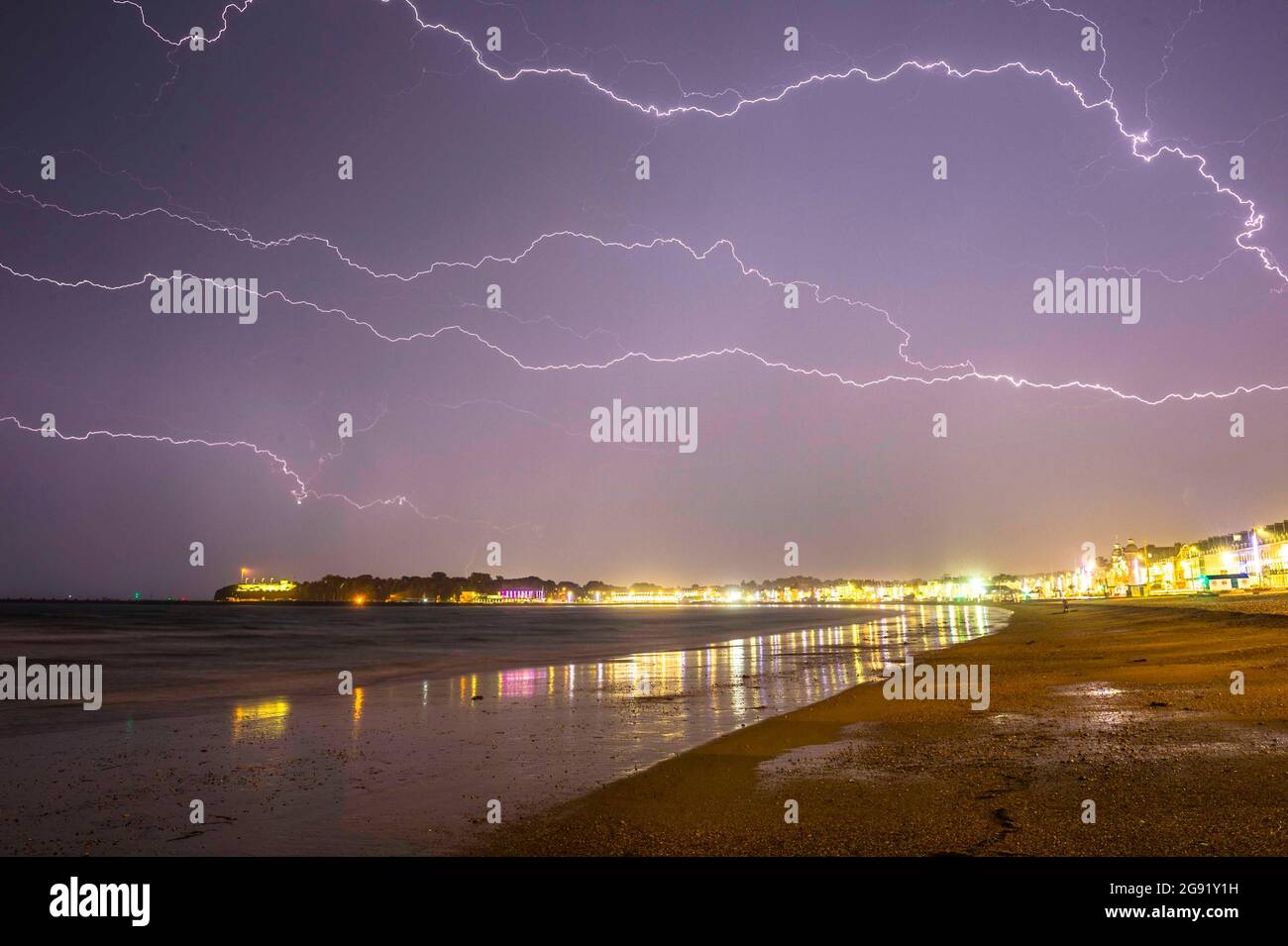 Weymouth, Dorset, Großbritannien. Juli 2021. Wetter in Großbritannien. Blitze füllen den Himmel über dem Badeort Weymouth in Dorset, wenn heftige Regenfälle und Gewitter über Nacht passieren, während die einwöchige Hitzewelle mit einem Knall endet. Bildnachweis: Graham Hunt/Alamy Live News Stockfoto