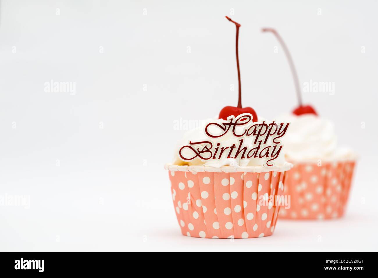 Schöne Tasse Kuchen mit roter Kirsche auf der Oberseite Stockfoto