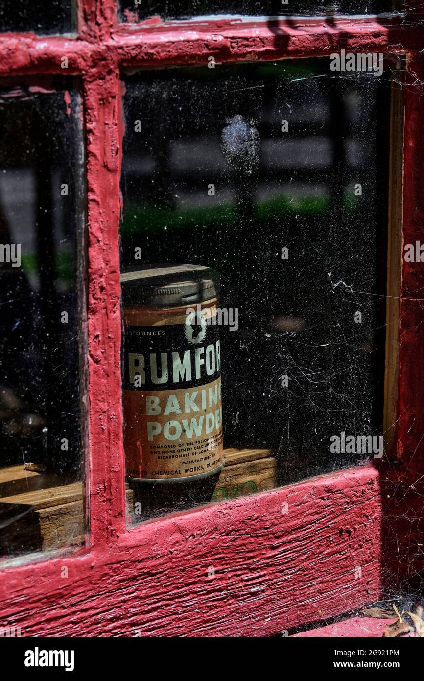 Antikes, rot gestrichenes Schaufenster des Landhauses aus der Mitte des 19. Jahrhunderts. Country Stores dienten Gemeinden durch den Verkauf von Waren, die Postdienste erbringen. Stockfoto