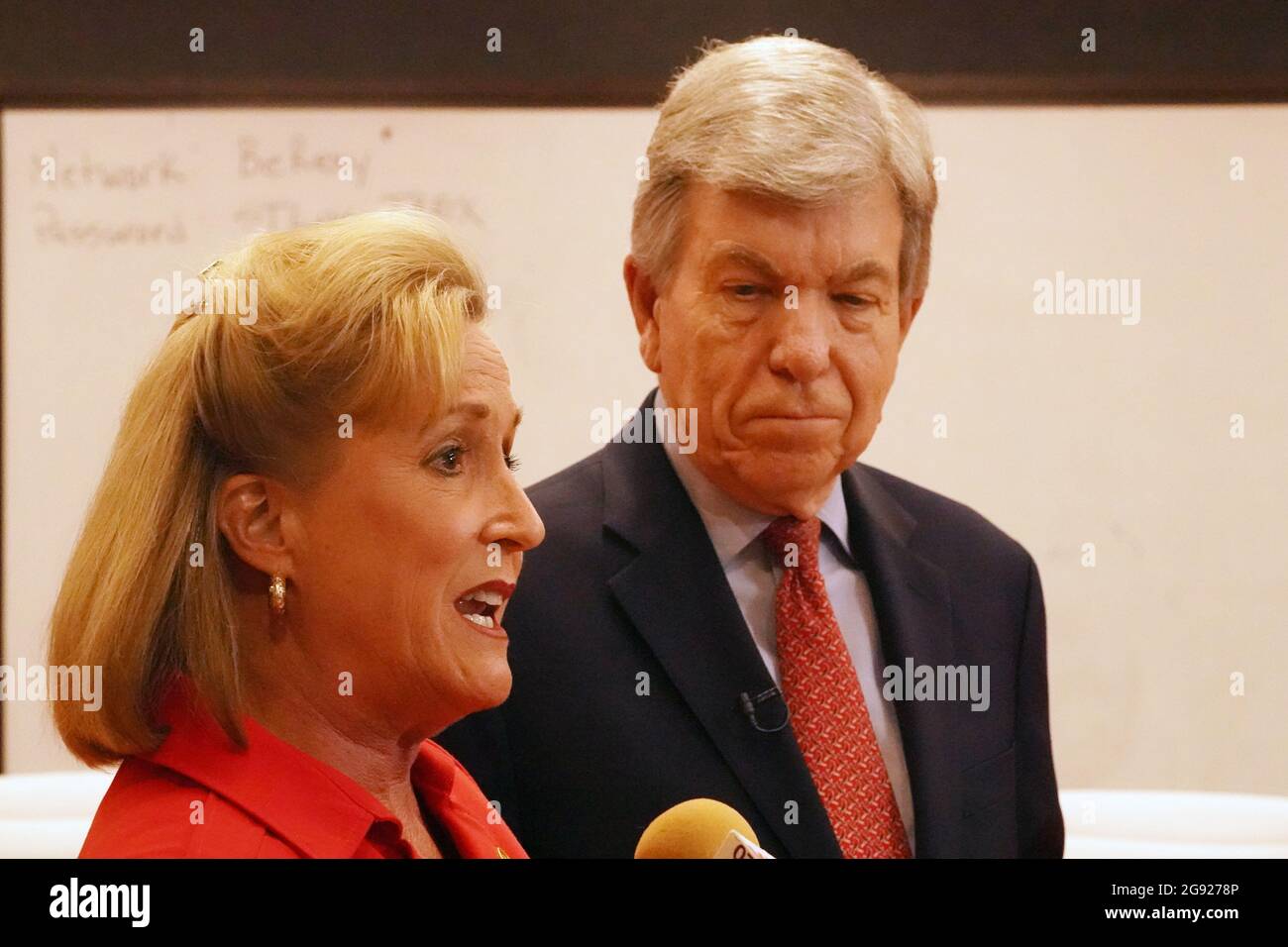 St. Louis, USA. Juli 2021. Die US-Rep. Ann Wagner spricht mit Reportern, während sich US-Senator Roy Blunt um sie kümmert, nachdem bekannt gegeben wurde, dass die National Geospatial-Intelligence Agency am Freitag, den 23. Juli 2021, in St. Louis eine Partnerschaft mit T-Rex, einem gemeinnützigen Innovations- und Unternehmerentwicklungszentrum, aufnehmen wird. Die neue NGA-Zentrale wird in St. Louis gebaut, ist aber erst 2025 betriebsbereit. Die Partnerschaft wird es einigen NGA-Operationen ermöglichen, fortzufahren. Foto von Bill Greenblatt/UPI Credit: UPI/Alamy Live News Stockfoto