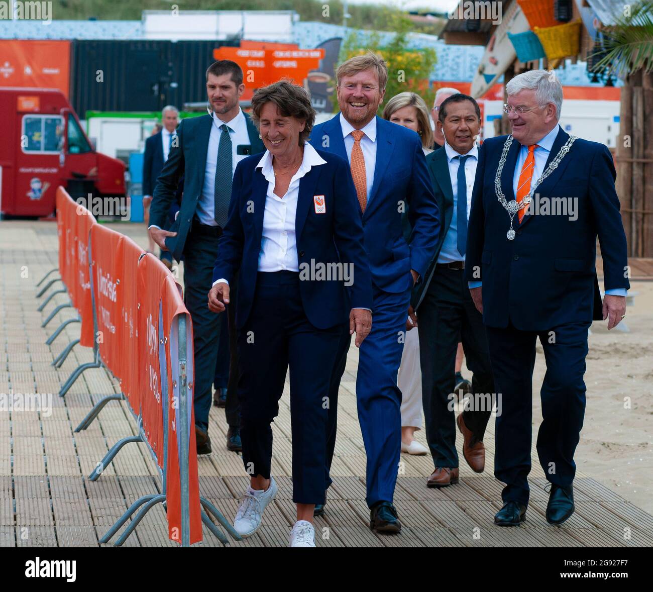 Den Haag, Niederlande. Juli 2021. S.H. König Willem-Alexander, begleitet von Anneke van Zanen (L), Vorsitzende des niederländischen Olympischen Komitees*Niederländischer Sportverband (NOC*NSF) und Bürgermeister von Den Haag, Jan van Zanen (R) bei der Ankunft beim ‘TeamNL Olympic Festival' am Sportstrand von Den Haag.H.R.H. König William-Alexander von den Niederlanden hat heute Morgen das ‘TeamNL Olympic Festival' im niederländischen Badeort Scheveningen offiziell eröffnet. Das Resort wird in den nächsten drei Wochen der Austragungsort der Olympischen Spiele in Tokio sein. Der Wettbewerb kann live gesehen werden und Ehrungen von Olympic Stockfoto