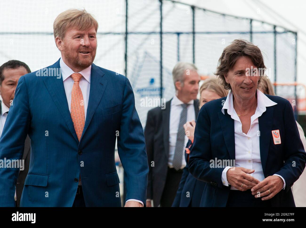 S.H. König Willem-Alexander, begleitet von Anneke van Zanen, Vorsitzende des "Niederländischen Olympischen Komitees*Niederländischer Sportverband" (NOC*NSF) bei der Ankunft beim ‘TeamNL Olympic Festival' am Sportstrand von Den Haag.S.R.H. König William-Alexander von den Niederlanden hat heute Morgen das ‘TeamNL Olympic Festival' im niederländischen Badeort Scheveningen offiziell eröffnet. Das Resort wird in den nächsten drei Wochen der Austragungsort der Olympischen Spiele in Tokio sein. Der Wettbewerb ist live zu sehen und Ehrungen von Olympiasiegern fanden auf dem Festivalgelände statt. Außerhalb des Festivalstandorts befindet sich „Tokyo in T Stockfoto