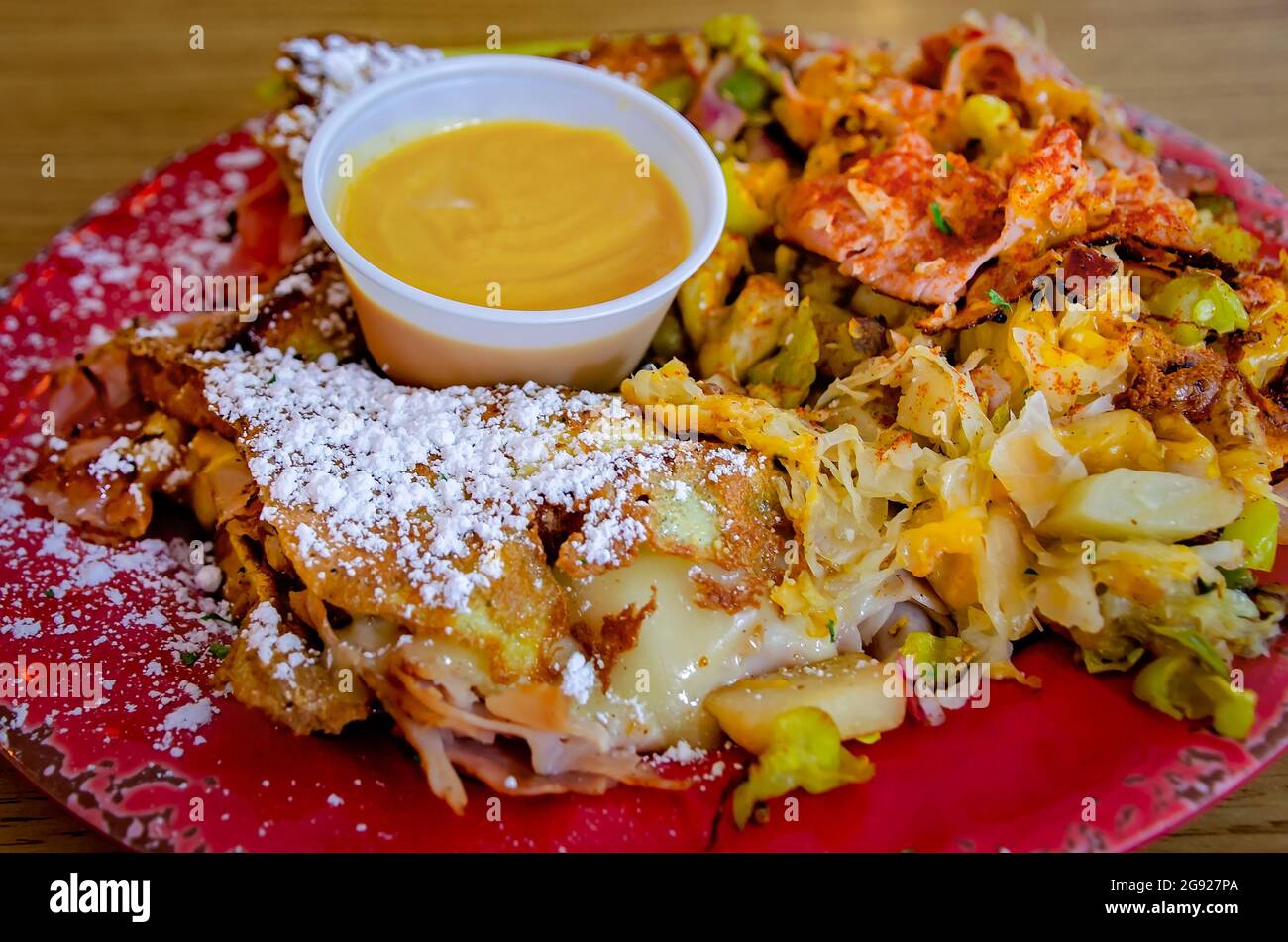 Ein Monte Cristo-Sandwich wird im Spot of Tea, 23. Juli 2021, in Mobile, Alabama, mit Hashbrowns serviert. Das Restaurant wurde 1994 als Teestube gegründet. Stockfoto