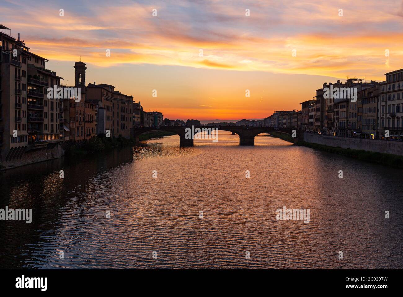 Historische Brücke über den Fluss Arno, Silhouetten gegen den schönen Himmel in Florenz, Toskana, Italien Stockfoto