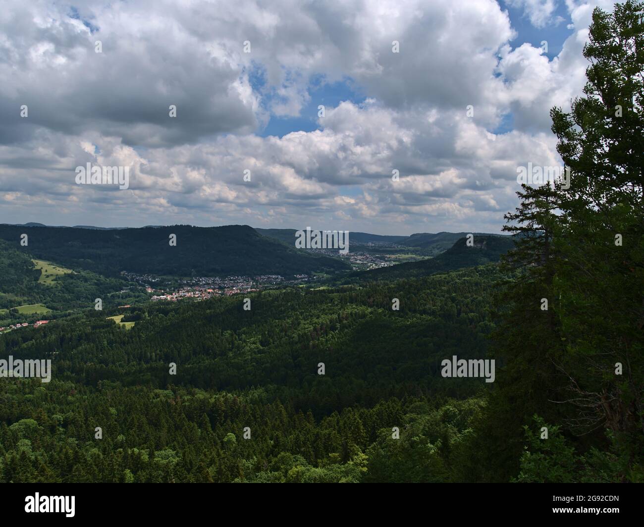 Blick auf die Ausläufer der Schwäbischen Alb mit grünen Wäldern und die Dörfer Laufen und Lautlingen, beide Teil der Stadt Albstadt. Stockfoto