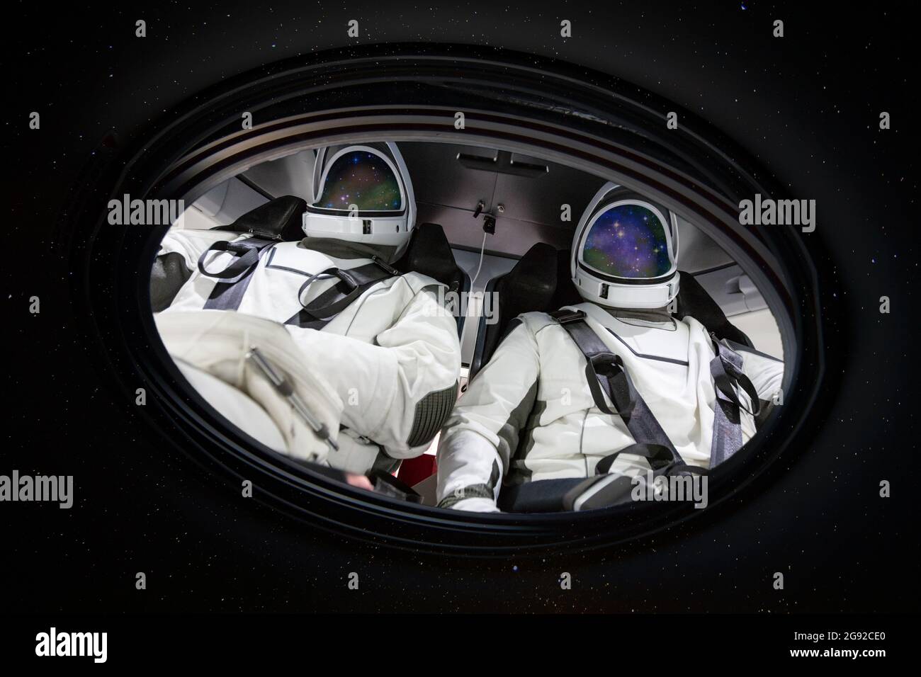 Zwei Astronauten im Bullauge im All. Elemente dieses Bildes, die von der NASA eingerichtet wurden. Stockfoto