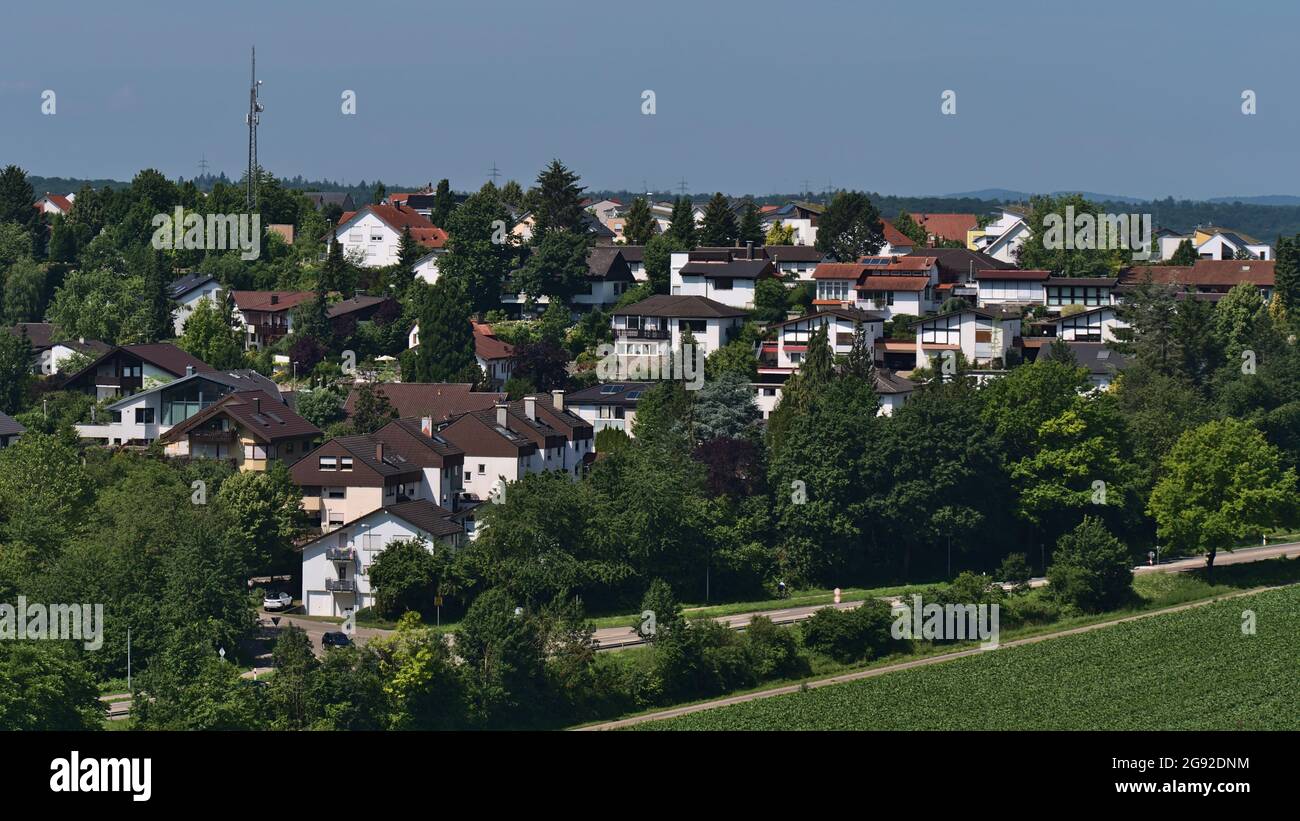 Blick auf die typische Wohngegend im Westen des Dorfes Beilstein in Baden-Württemberg, Deutschland an sonnigen Sommertagen mit Landstraße und Bäumen. Stockfoto