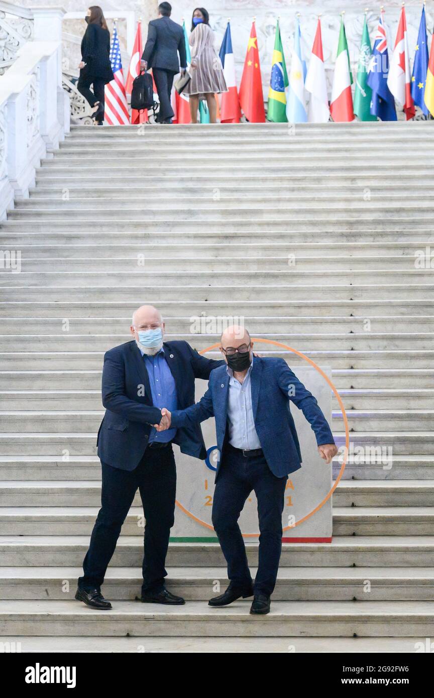 Frans Timmermans (L), Executive Vice-President der Europäischen Kommission für den Europäischen Green Deal und EU-Kommissar für Klimapolitik, lässt vor dem G20-Logo den italienischen Minister für ökologischen Übergang Roberto Cingolani (R) die Hand schütteln. Roberto Cingolani, der italienische Minister für ökologische Transformation, leitete am zweiten Tag in Neapel das gemeinsame G20-Ministertreffen Umwelt, Klima und Energie, das im Rahmen der italienischen G20-Präsidentschaft organisiert wurde. Bei dem Treffen, das im Königlichen Palast stattfand, nahmen Keynote Speaker com Teil Stockfoto