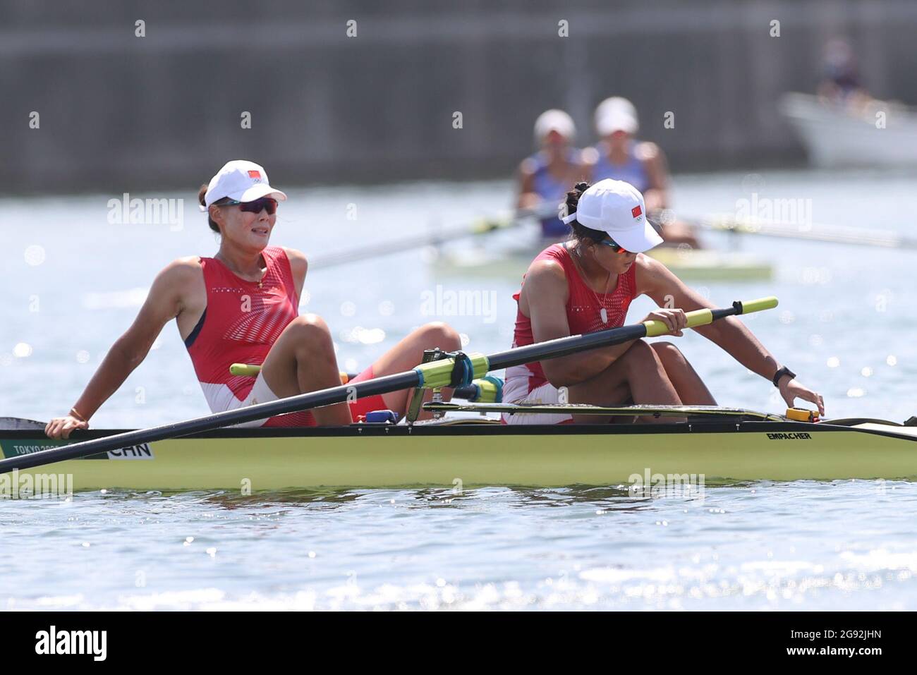 Tokio, Japan. Juli 2021. Die chinesischen Ruderer Huang Kaifeng (L) und Liu Jinchao reagieren nach der Ruderhitze des Frauenpaares bei den Olympischen Spielen 2020 in Tokio am Sea Forest Waterway in Tokio, Japan, 24. Juli 2021. Quelle: Zheng Huansong/Xinhua/Alamy Live News Stockfoto