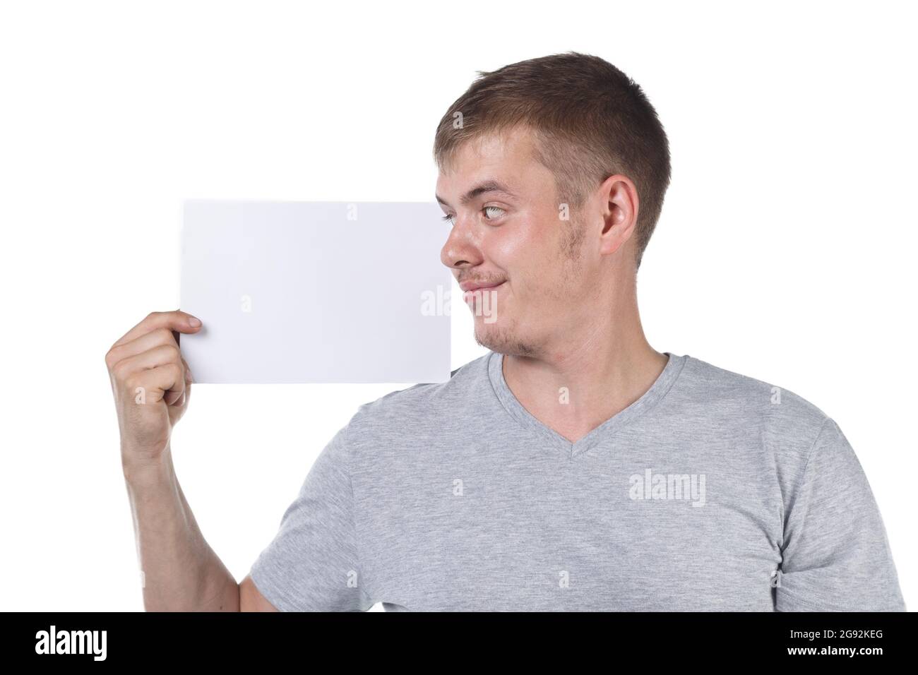 Foto eines Borstenmenschen, der auf ein leeres Papierblatt schaute Stockfoto