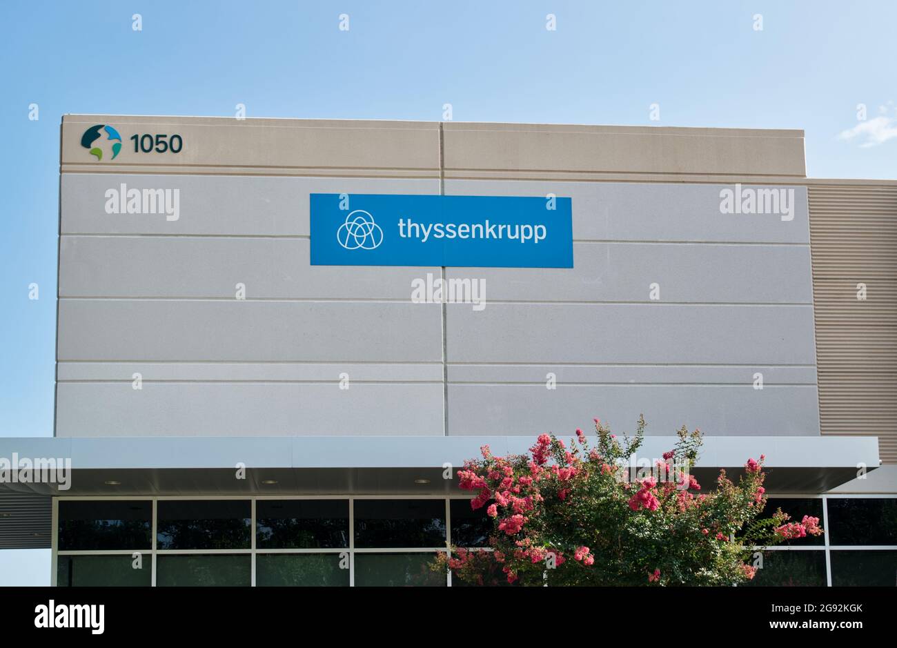 Houston, Texas USA 07-05-2021: Thyssenkrupp Bürogebäude außen in Houston, TX. Deutsche Industrie-Engineering und Stahlproduktion Unternehmen. Stockfoto