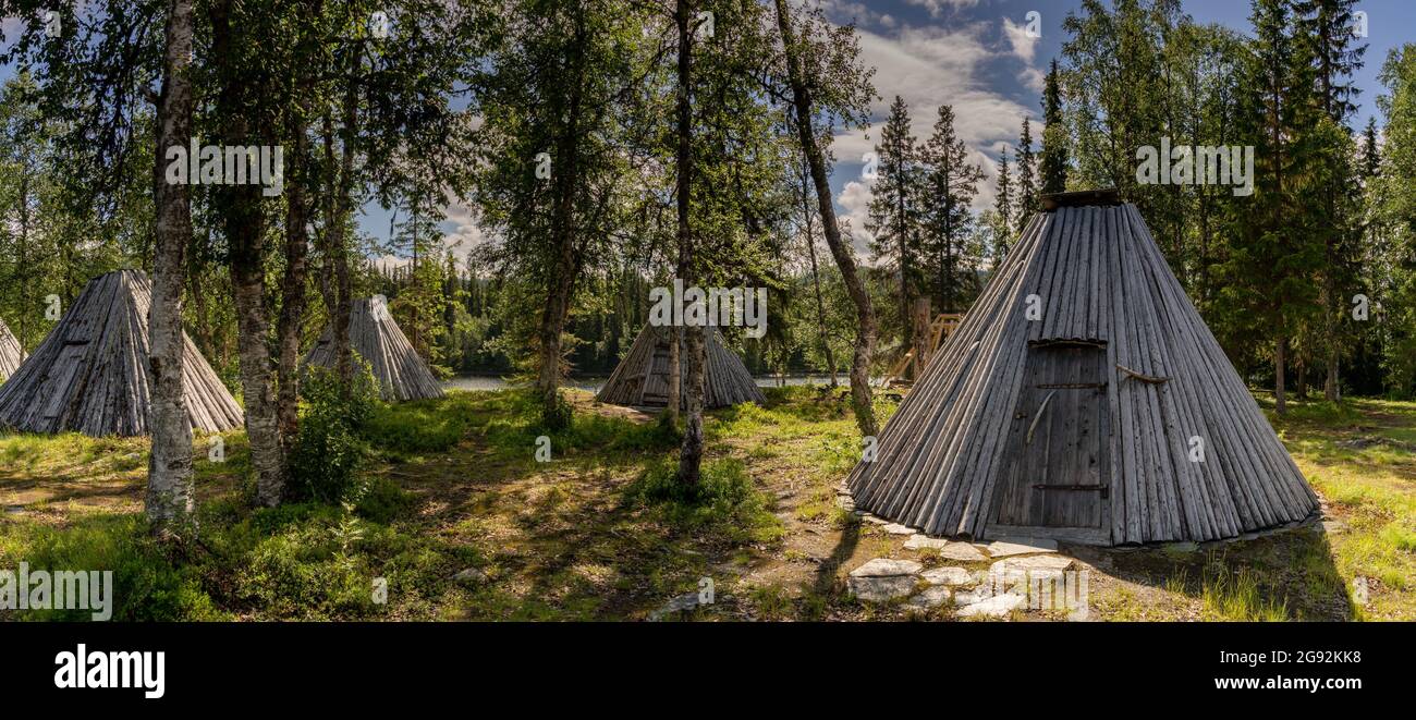 Ankerede, Schweden - 12. Juli 2021: Blick auf viele historische Sami Lavvu Hütten oder Holztipis in Ankerede in Nordschweden Stockfoto