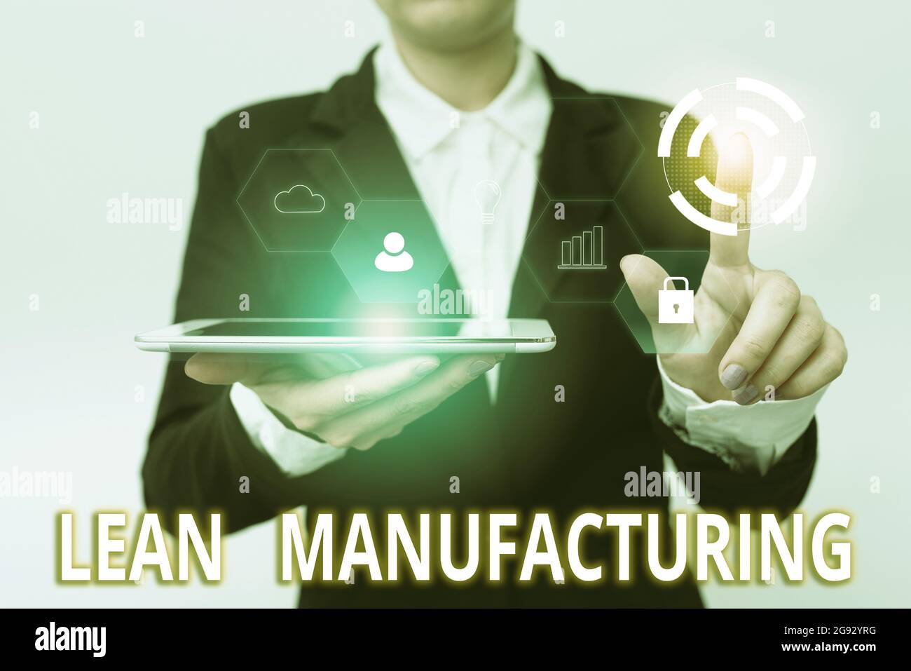 Schreiben mit Text Lean Manufacturing. Konzept bedeutet, den Fokus auf die Minimierung von Verschwendung in Fertigungssystemen zu legen Woman in Suit Holding Tablet Stockfoto