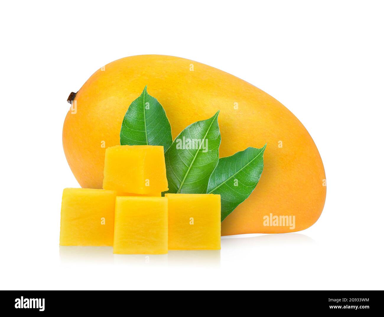 Mango mit Blatt auf weißem Hintergrund Stockfoto