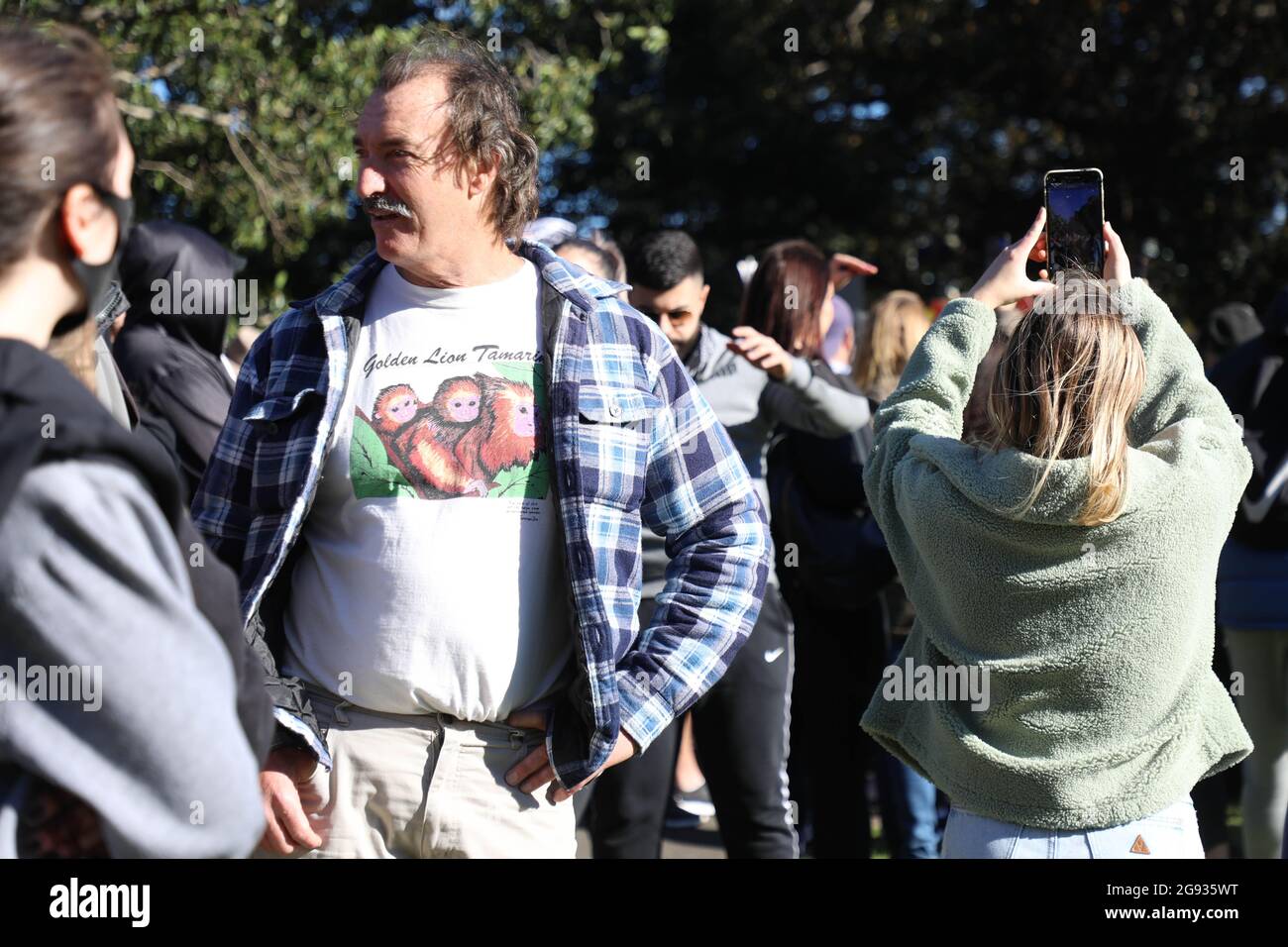 Sydney, Australien. Juli 2021. Tausende von Anti-Lockdown-Demonstranten versammelten sich im Victoria Park, Camperdown, bevor sie entlang des Broadway und der George Street zum Rathaus marschierten und es bis zur King Street machten, bevor die Polizei eine Linie bildete, um sie zu stoppen, weiter zu gehen. Die Demonstranten marschierten zurück zum Victoria Park, Camperdown. Der Protest war nicht autorisiert und stellte einen Verstoß gegen die aktuellen COVID-19 Public Health Orders dar. Zahlreiche Verhaftungen wurden durchgeführt. Kredit: Richard Milnes/Alamy Live Nachrichten Stockfoto